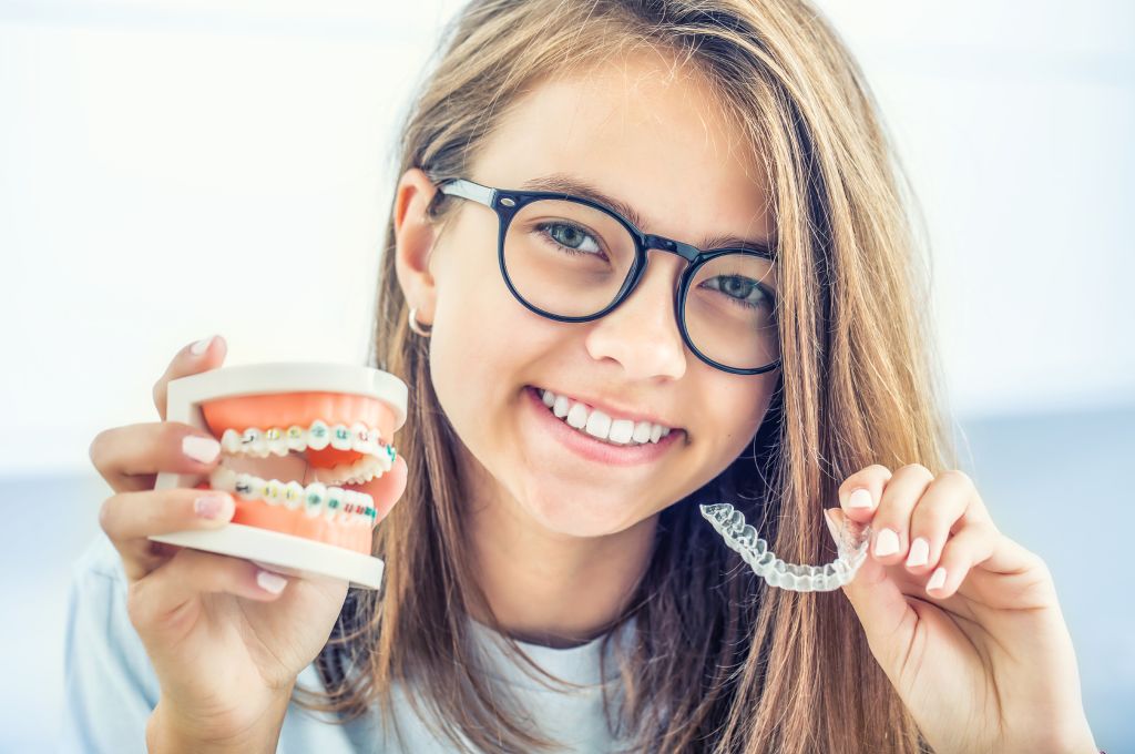 Straighten Your Teeth Without Metal Braces: The Benefits of Invisalign